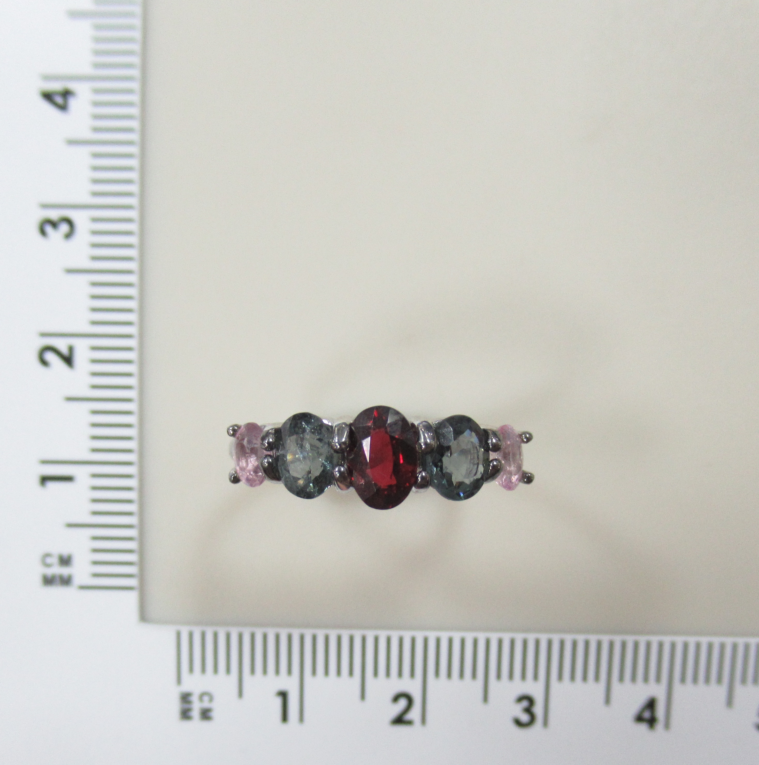 Серебряное кольцо с разноцветной шпинелью